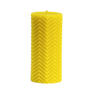 Świeca w żółtym kolorze z naturalnego wosku pszczelego